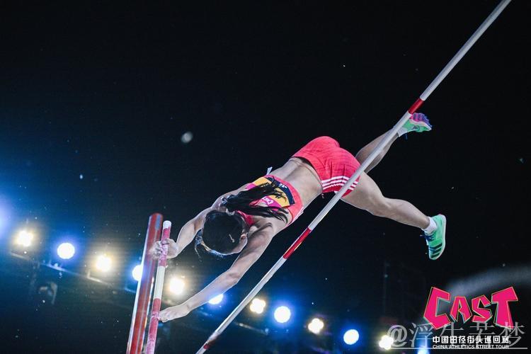 牛春格夺得中国田径街头巡回赛南京站女子撑竿跳金牌 牛春格夺得中国田径街头巡回赛南京站女子撑竿跳金牌